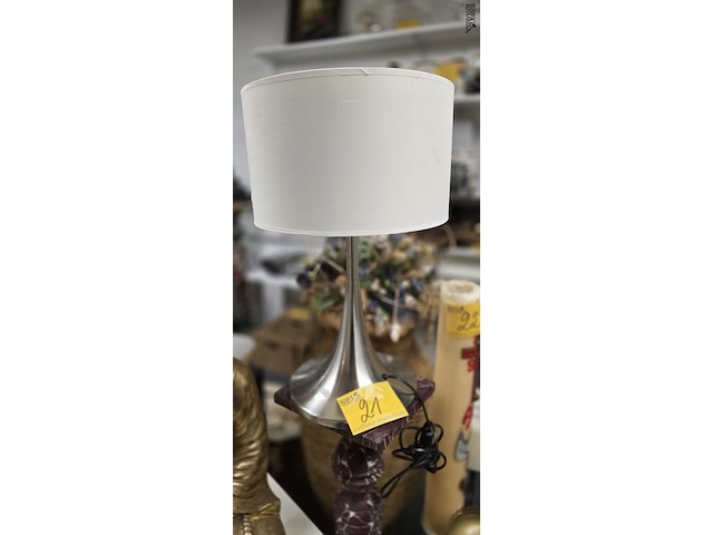 Lot 21 - moderne tafellamp op inox voet - afbeelding 2 van  3