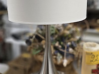 Lot 21 - moderne tafellamp op inox voet - afbeelding 2 van  3