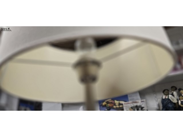 Lot 21 - moderne tafellamp op inox voet - afbeelding 3 van  3