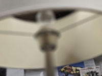 Lot 21 - moderne tafellamp op inox voet - afbeelding 3 van  3