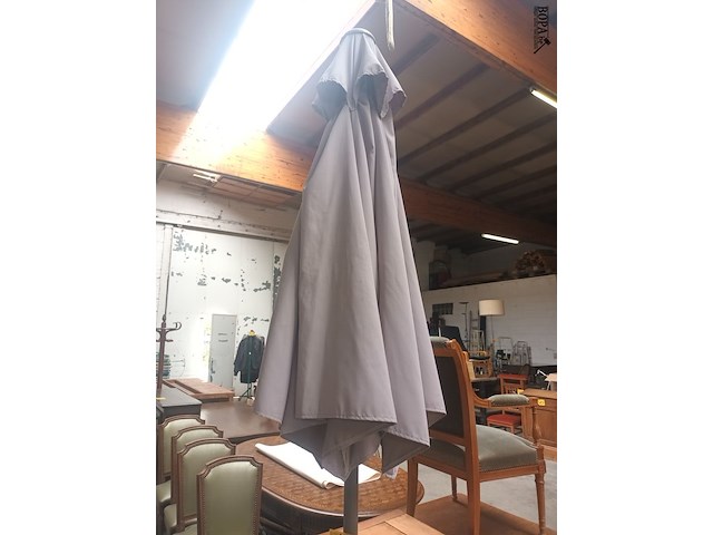 Lot 21 - parasol met granieten sokkel op wielen - afbeelding 1 van  3
