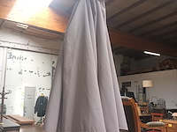 Lot 21 - parasol met granieten sokkel op wielen