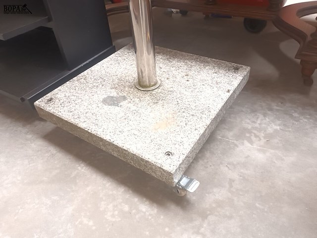 Lot 21 - parasol met granieten sokkel op wielen - afbeelding 2 van  3