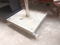 Lot 21 - parasol met granieten sokkel op wielen - afbeelding 2 van  3