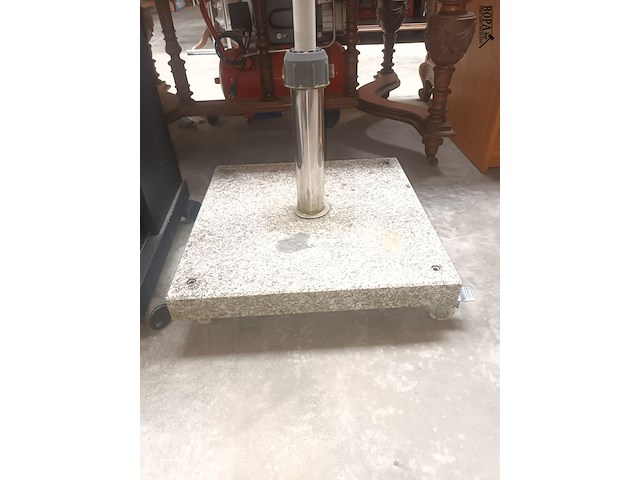 Lot 21 - parasol met granieten sokkel op wielen - afbeelding 3 van  3