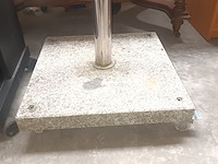 Lot 21 - parasol met granieten sokkel op wielen - afbeelding 3 van  3