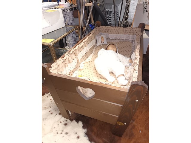 Lot 21 - reborn babypop in houten bedje - afbeelding 1 van  3