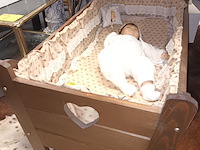 Lot 21 - reborn babypop in houten bedje
