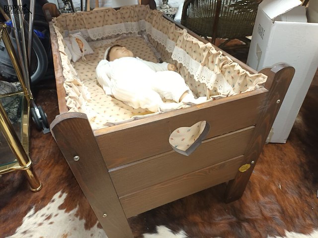 Lot 21 - reborn babypop in houten bedje - afbeelding 2 van  3