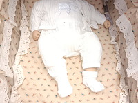 Lot 21 - reborn babypop in houten bedje - afbeelding 3 van  3