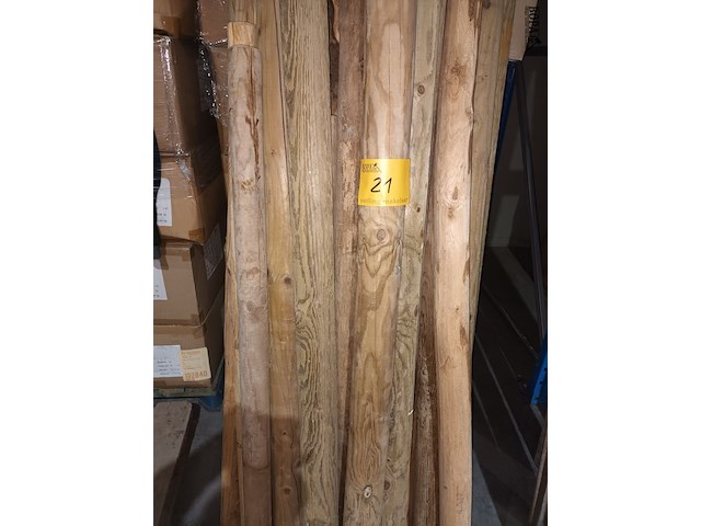 Lot 21 - ronde houten palen. 23 stuks - afbeelding 1 van  3