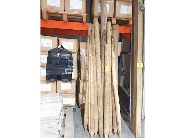Lot 21 - ronde houten palen. 23 stuks - afbeelding 2 van  3