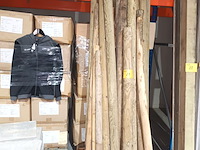 Lot 21 - ronde houten palen. 23 stuks - afbeelding 2 van  3
