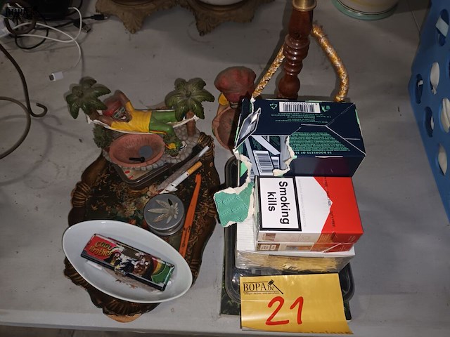 Lot 21 - rookwaren en accessoires - afbeelding 1 van  4