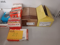 Lot 21 - schroeven, moeren en pluggen - afbeelding 2 van  4