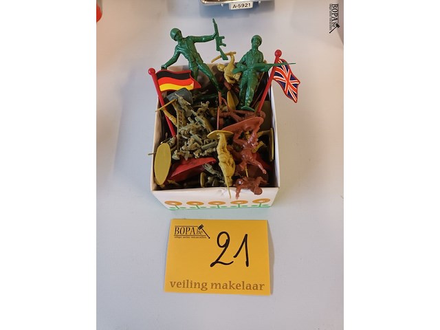 Lot 21 - soldaten en vlaggen. 1 doos - afbeelding 1 van  4