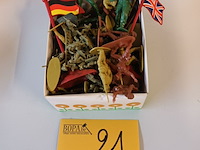 Lot 21 - soldaten en vlaggen. 1 doos