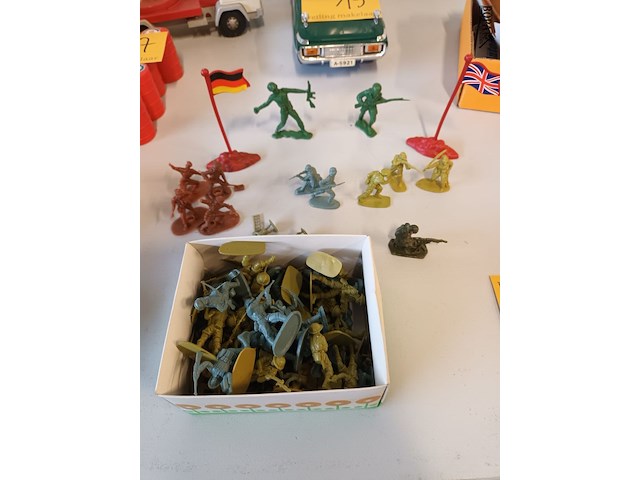 Lot 21 - soldaten en vlaggen. 1 doos - afbeelding 2 van  4