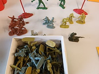 Lot 21 - soldaten en vlaggen. 1 doos - afbeelding 2 van  4