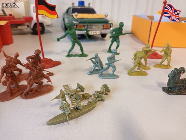 Lot 21 - soldaten en vlaggen. 1 doos - afbeelding 3 van  4