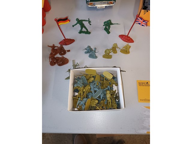 Lot 21 - soldaten en vlaggen. 1 doos - afbeelding 4 van  4