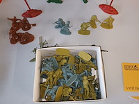 Lot 21 - soldaten en vlaggen. 1 doos - afbeelding 4 van  4