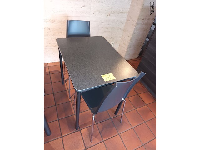 Lot 21 - tafel met stoelen - afbeelding 1 van  5