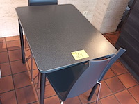 Lot 21 - tafel met stoelen