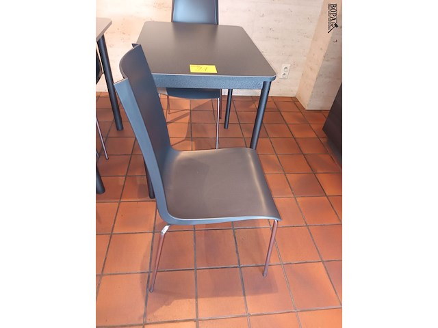 Lot 21 - tafel met stoelen - afbeelding 3 van  5