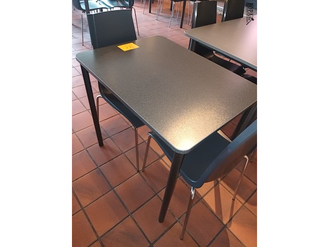 Lot 21 - tafel met stoelen - afbeelding 5 van  5