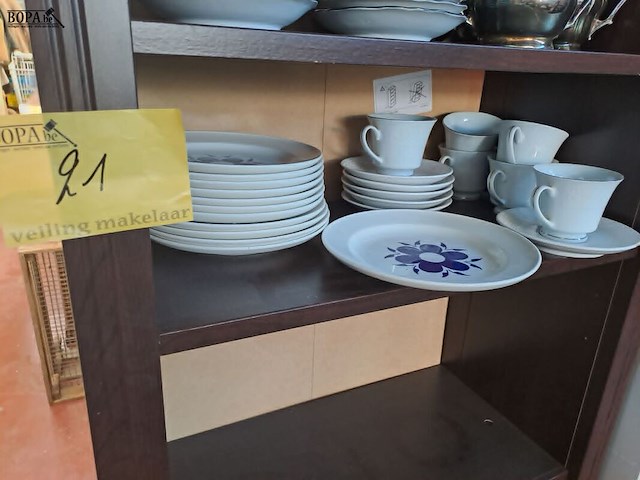 Lot 21 - vintage borden met blauwe bloem en wit koffieservies - afbeelding 1 van  4