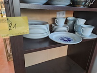 Lot 21 - vintage borden met blauwe bloem en wit koffieservies
