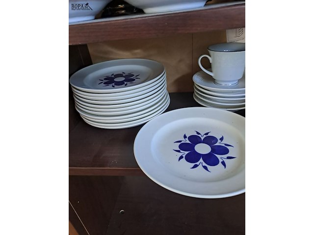 Lot 21 - vintage borden met blauwe bloem en wit koffieservies - afbeelding 2 van  4