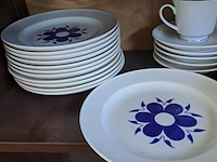 Lot 21 - vintage borden met blauwe bloem en wit koffieservies - afbeelding 2 van  4