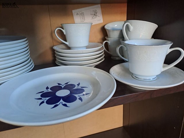 Lot 21 - vintage borden met blauwe bloem en wit koffieservies - afbeelding 3 van  4