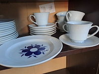 Lot 21 - vintage borden met blauwe bloem en wit koffieservies - afbeelding 3 van  4
