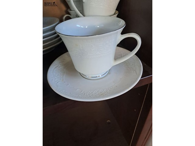 Lot 21 - vintage borden met blauwe bloem en wit koffieservies - afbeelding 4 van  4