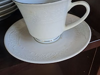 Lot 21 - vintage borden met blauwe bloem en wit koffieservies - afbeelding 4 van  4