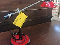 Lot 21 - vintage rode lamp