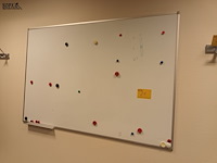 Lot 21 - whiteboard - afbeelding 1 van  2
