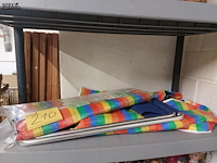 Lot 210 - beschermhoezen en strandstoeltje - afbeelding 1 van  3