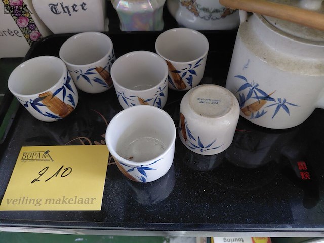 Lot 210 - chinese keramiek set met plateau - handgeschilderd bamboepat - afbeelding 2 van  5