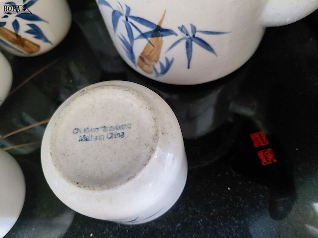 Lot 210 - chinese keramiek set met plateau - handgeschilderd bamboepat - afbeelding 5 van  5