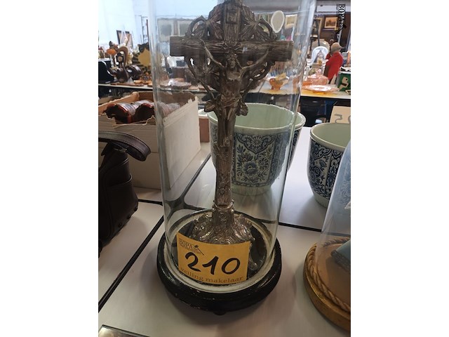 Lot 210 - globe met kruisbeeld - afbeelding 1 van  3
