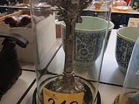 Lot 210 - globe met kruisbeeld - afbeelding 1 van  3