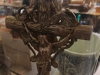 Lot 210 - globe met kruisbeeld - afbeelding 2 van  3