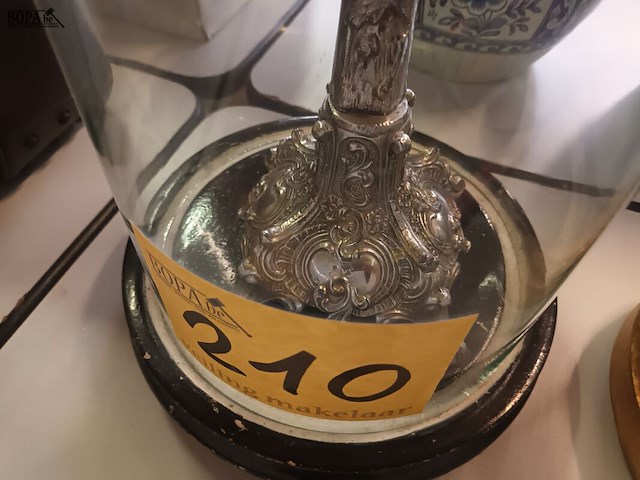 Lot 210 - globe met kruisbeeld - afbeelding 3 van  3