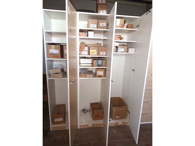 Lot 210 - montage materiaal voor meubels - afbeelding 1 van  10