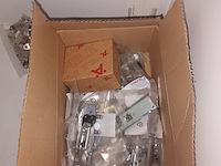 Lot 210 - montage materiaal voor meubels - afbeelding 7 van  10