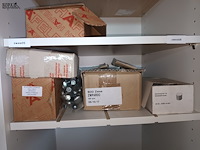 Lot 210 - montage materiaal voor meubels - afbeelding 9 van  10
